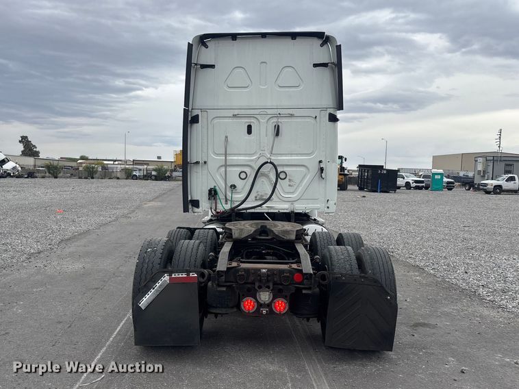 image for item YA2606 2019 Freightliner Cascadia semi truck