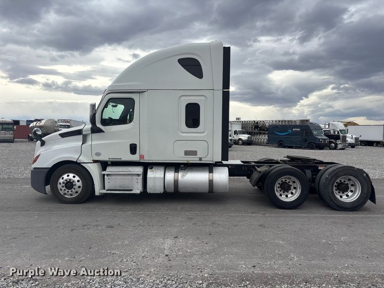 image for item YA2606 2019 Freightliner Cascadia semi truck