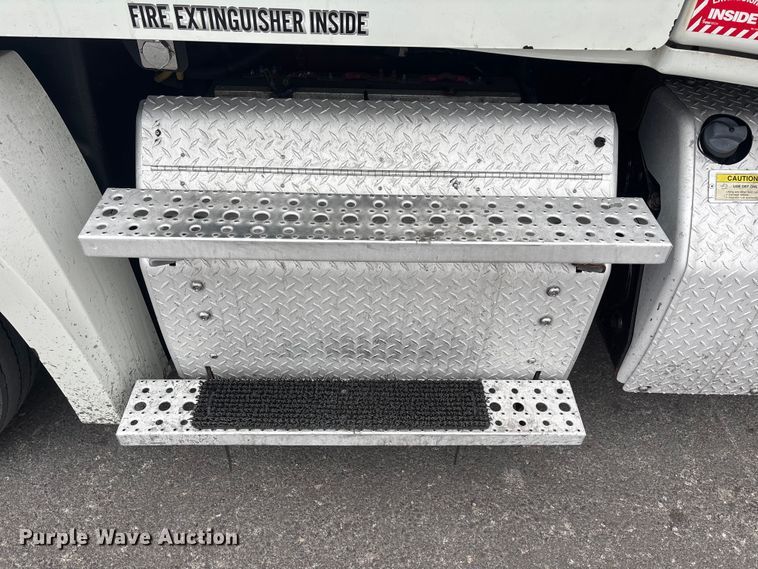 image for item YA2606 2019 Freightliner Cascadia semi truck