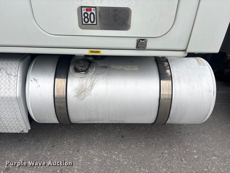 image for item YA2606 2019 Freightliner Cascadia semi truck