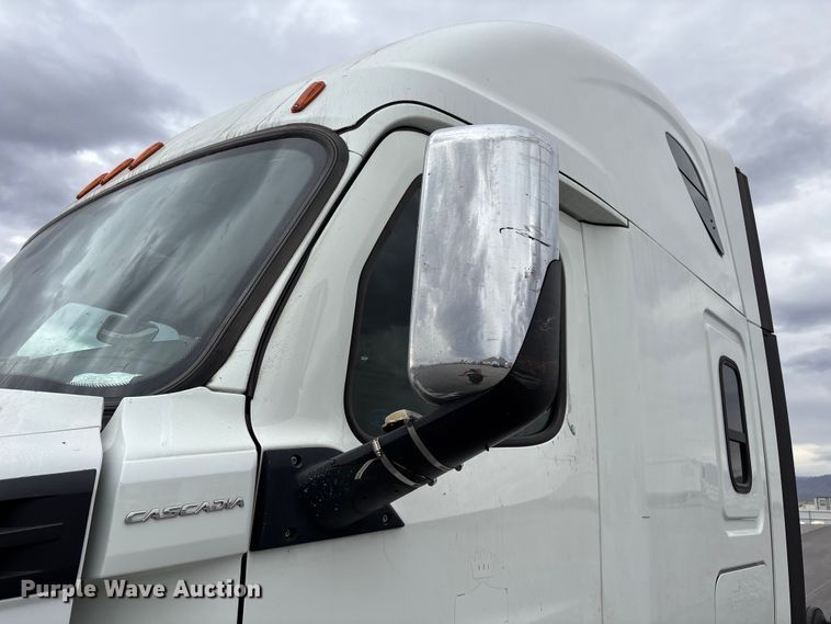 image for item YA2606 2019 Freightliner Cascadia semi truck