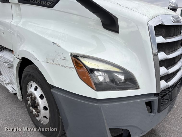 image for item YA2606 2019 Freightliner Cascadia semi truck