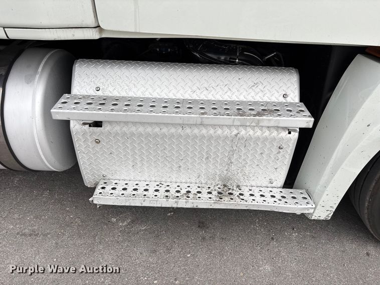 image for item YA2606 2019 Freightliner Cascadia semi truck