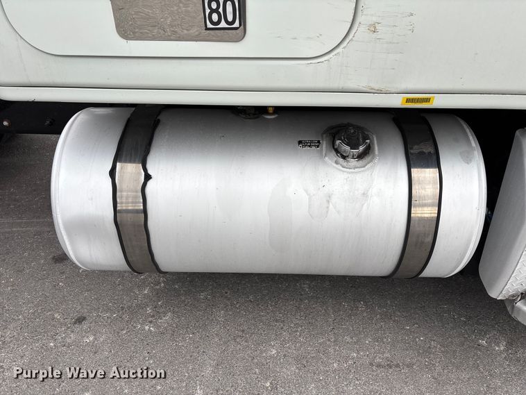 image for item YA2606 2019 Freightliner Cascadia semi truck