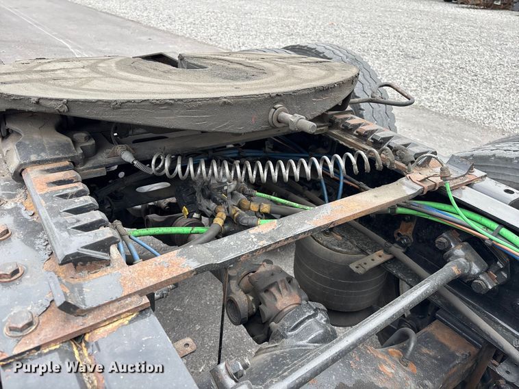 image for item YA2606 2019 Freightliner Cascadia semi truck