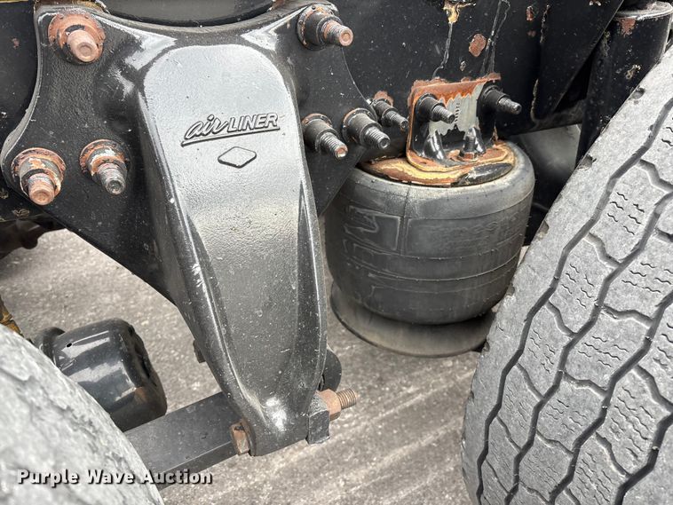 image for item YA2606 2019 Freightliner Cascadia semi truck