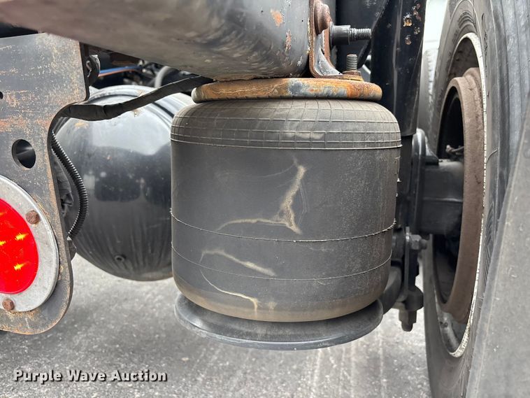 image for item YA2606 2019 Freightliner Cascadia semi truck