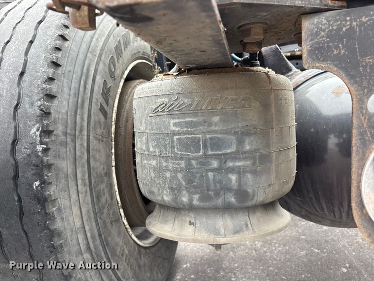 image for item YA2606 2019 Freightliner Cascadia semi truck