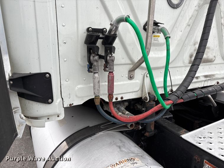 image for item YA2606 2019 Freightliner Cascadia semi truck