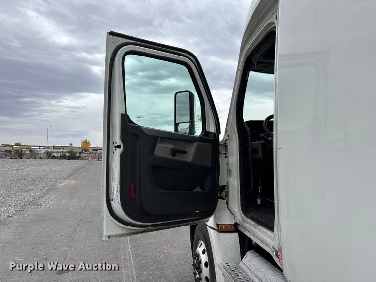image for item YA2606 2019 Freightliner Cascadia semi truck