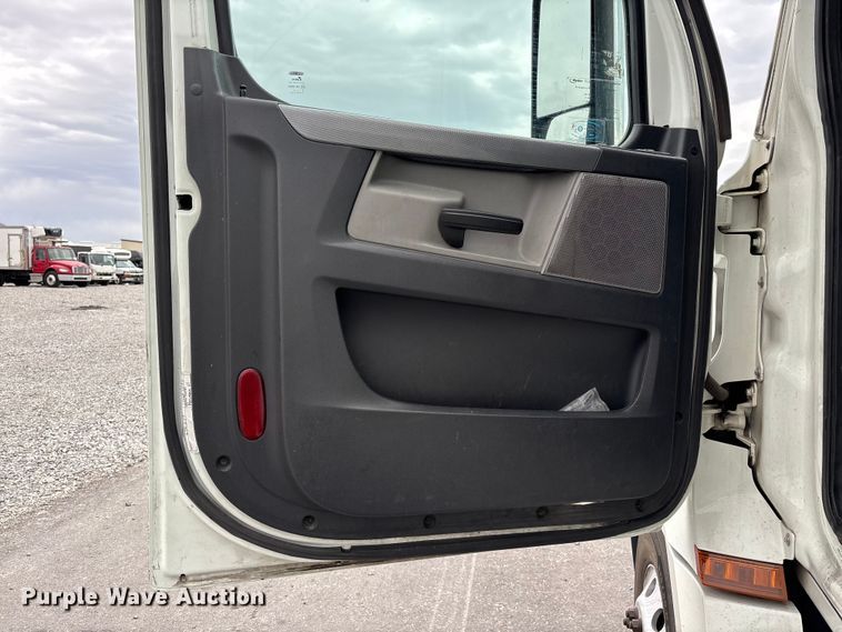 image for item YA2606 2019 Freightliner Cascadia semi truck