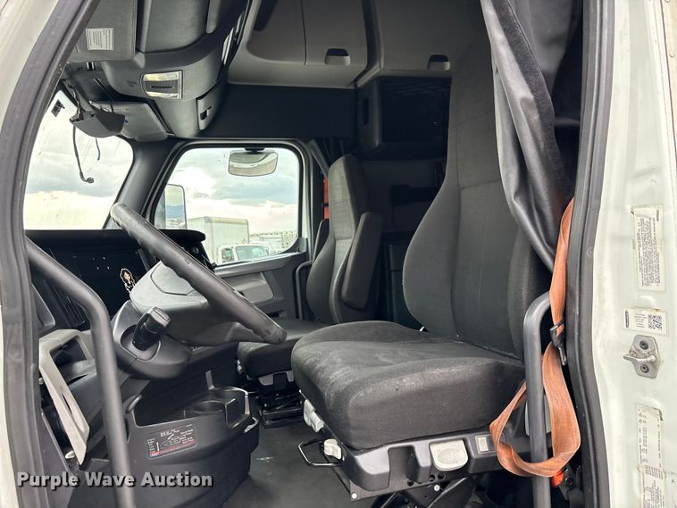 image for item YA2606 2019 Freightliner Cascadia semi truck