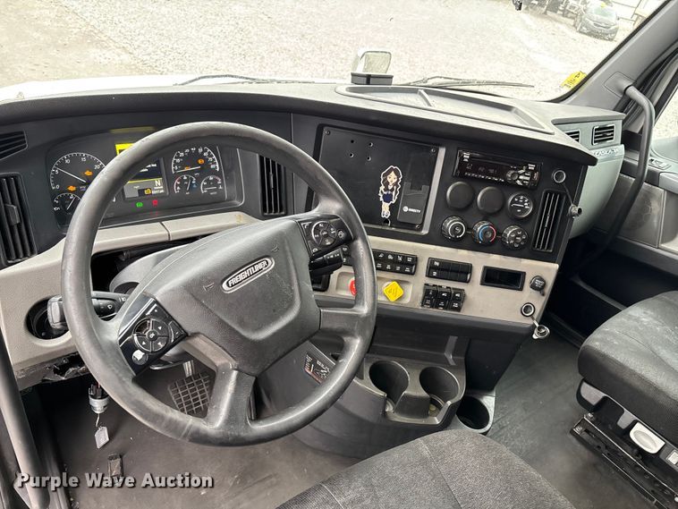 image for item YA2606 2019 Freightliner Cascadia semi truck