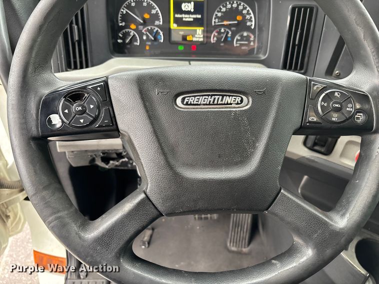 image for item YA2606 2019 Freightliner Cascadia semi truck