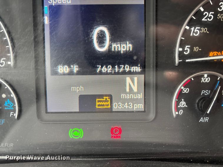 image for item YA2606 2019 Freightliner Cascadia semi truck