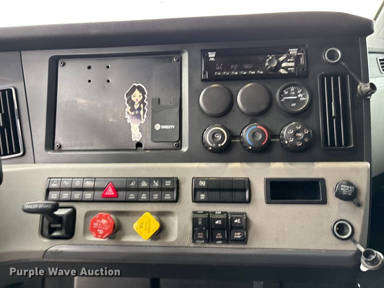 image for item YA2606 2019 Freightliner Cascadia semi truck