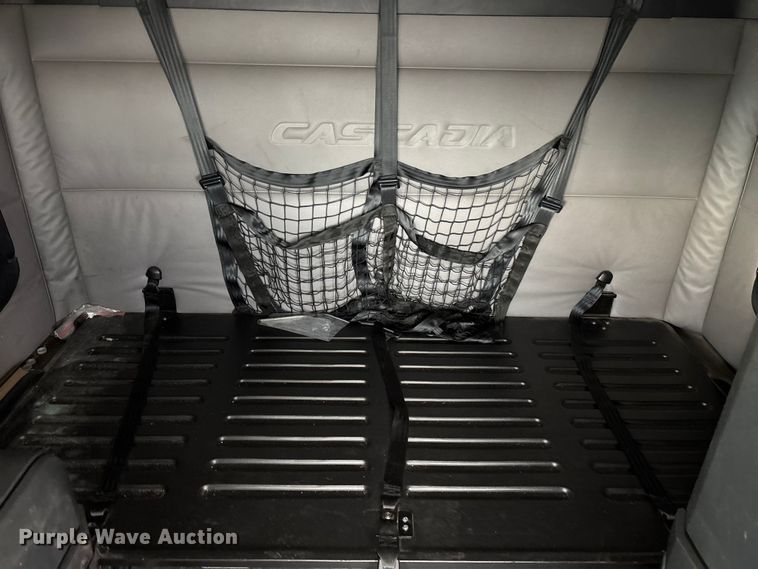 image for item YA2606 2019 Freightliner Cascadia semi truck