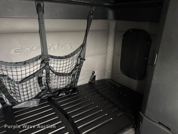 image for item YA2606 2019 Freightliner Cascadia semi truck