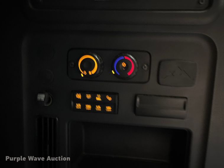 image for item YA2606 2019 Freightliner Cascadia semi truck