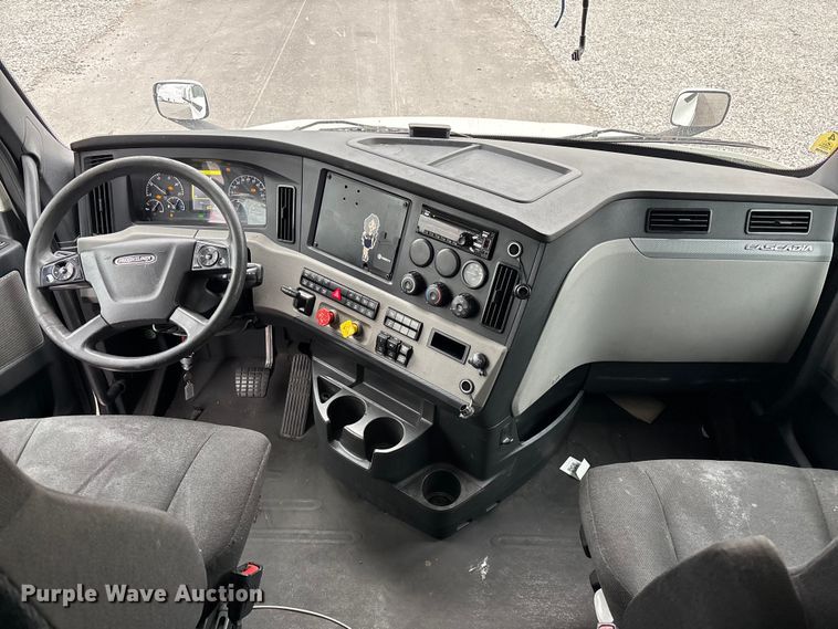 image for item YA2606 2019 Freightliner Cascadia semi truck