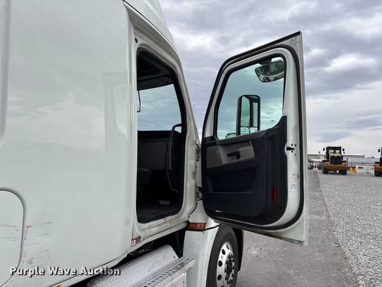 image for item YA2606 2019 Freightliner Cascadia semi truck