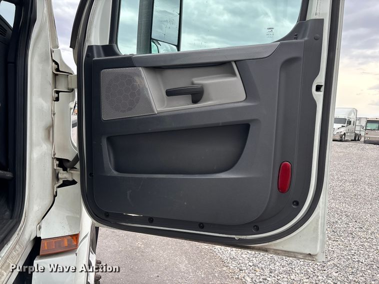 image for item YA2606 2019 Freightliner Cascadia semi truck