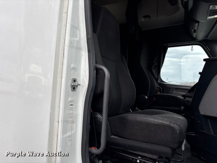 image for item YA2606 2019 Freightliner Cascadia semi truck