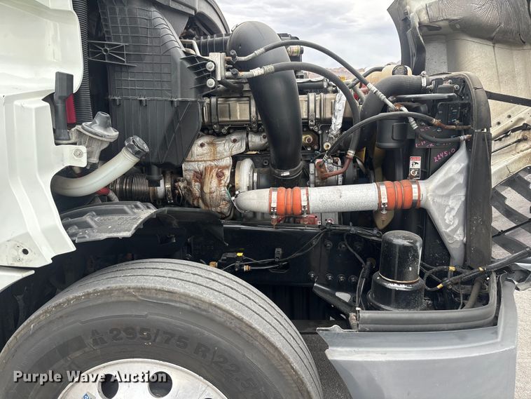 image for item YA2606 2019 Freightliner Cascadia semi truck