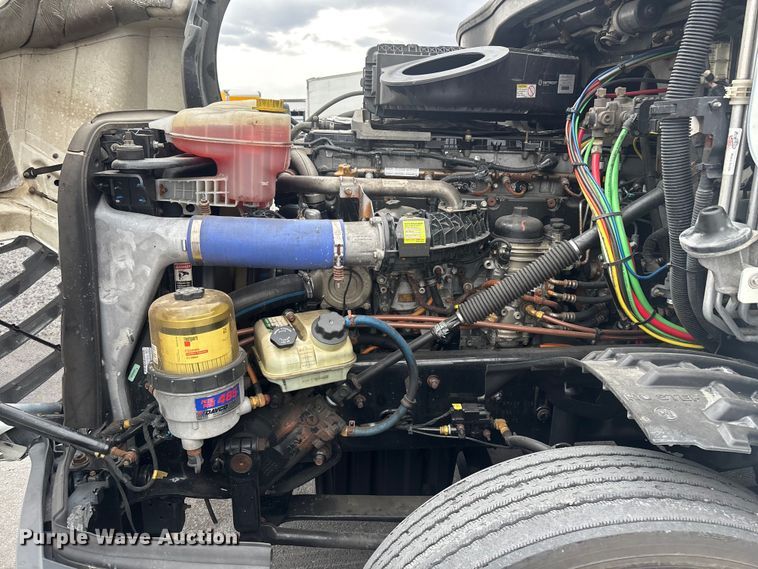 image for item YA2606 2019 Freightliner Cascadia semi truck