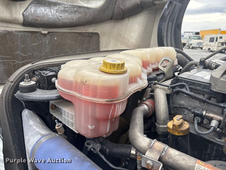 image for item YA2606 2019 Freightliner Cascadia semi truck