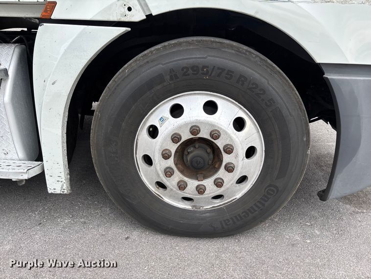 image for item YA2606 2019 Freightliner Cascadia semi truck