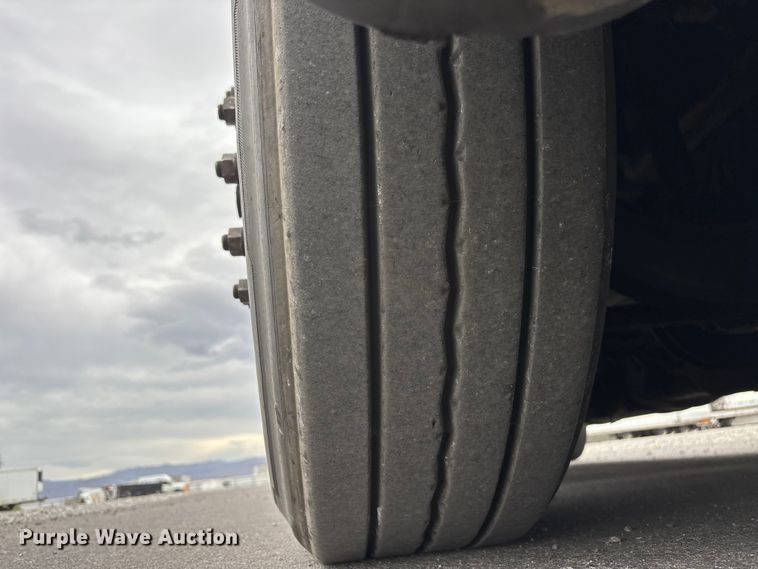 image for item YA2606 2019 Freightliner Cascadia semi truck