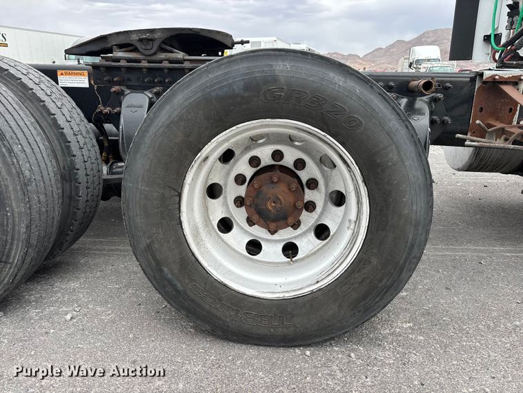 image for item YA2606 2019 Freightliner Cascadia semi truck