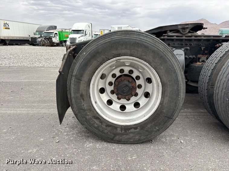 image for item YA2606 2019 Freightliner Cascadia semi truck