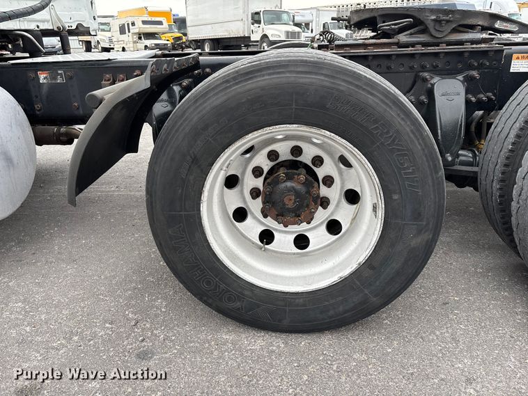 image for item YA2606 2019 Freightliner Cascadia semi truck