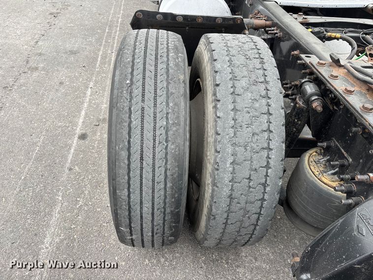 image for item YA2606 2019 Freightliner Cascadia semi truck