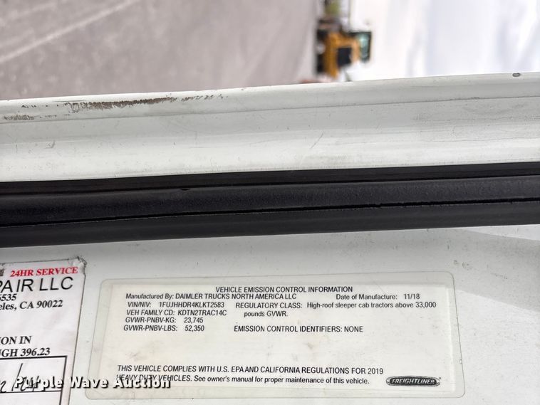 image for item YA2606 2019 Freightliner Cascadia semi truck