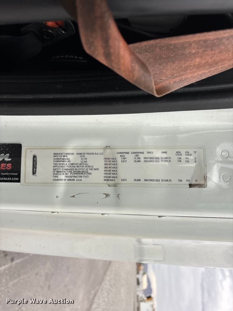 image for item YA2606 2019 Freightliner Cascadia semi truck