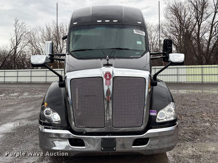 image for item YA2727 2020 Kenworth T680 semi truck