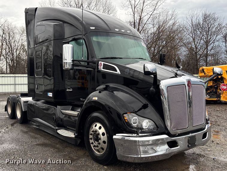 image for item YA2727 2020 Kenworth T680 semi truck