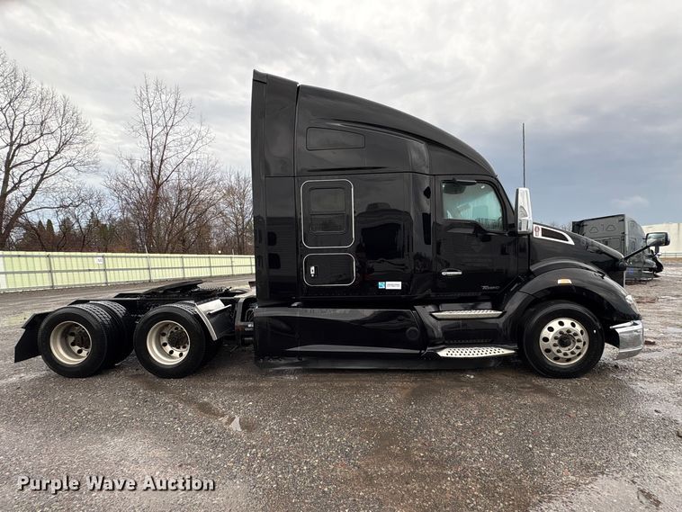 image for item YA2727 2020 Kenworth T680 semi truck