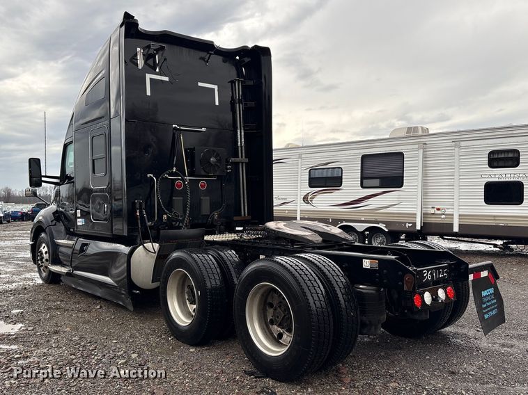 image for item YA2727 2020 Kenworth T680 semi truck