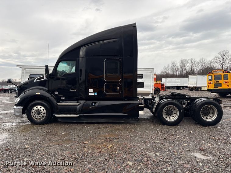 image for item YA2727 2020 Kenworth T680 semi truck
