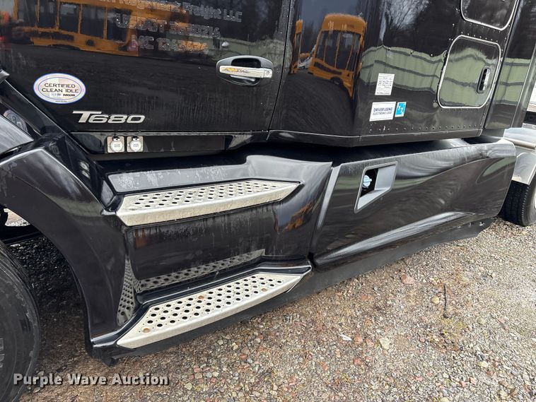 image for item YA2727 2020 Kenworth T680 semi truck