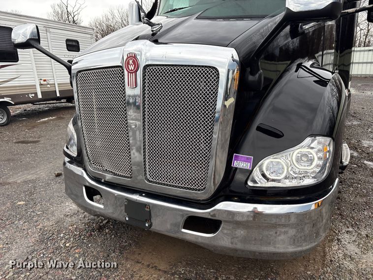 image for item YA2727 2020 Kenworth T680 semi truck