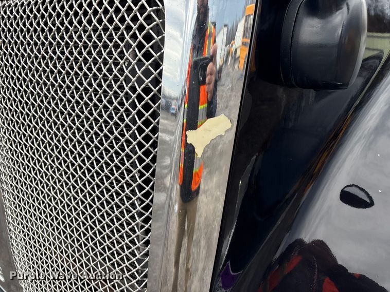 image for item YA2727 2020 Kenworth T680 semi truck