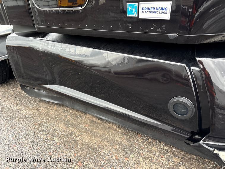 image for item YA2727 2020 Kenworth T680 semi truck