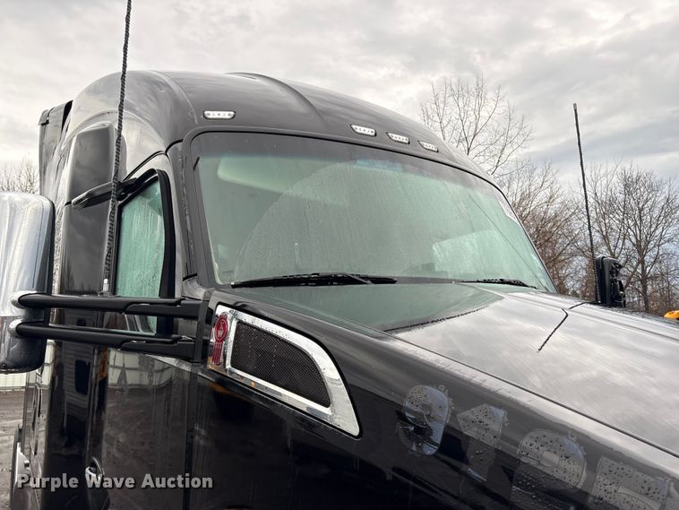 image for item YA2727 2020 Kenworth T680 semi truck