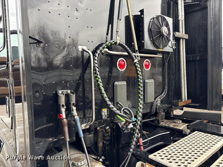 image for item YA2727 2020 Kenworth T680 semi truck