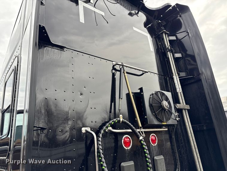 image for item YA2727 2020 Kenworth T680 semi truck